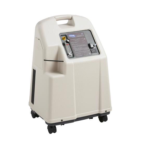 Product image - For sale a stock of 250 units of high flow oxygen concentrators, capacity 9 litres and 96-87% purity. Product indicated to patients with high oxygen need. Easy to manoeuver thanks to its integrated handle and casters. Easy to use and guarantees extra safety for its user. 230v - 50Hz, <47 dB (A), pressure: 62 kPa, certified ISO80601-2-69:2014, origin USA, garanty = 2 years